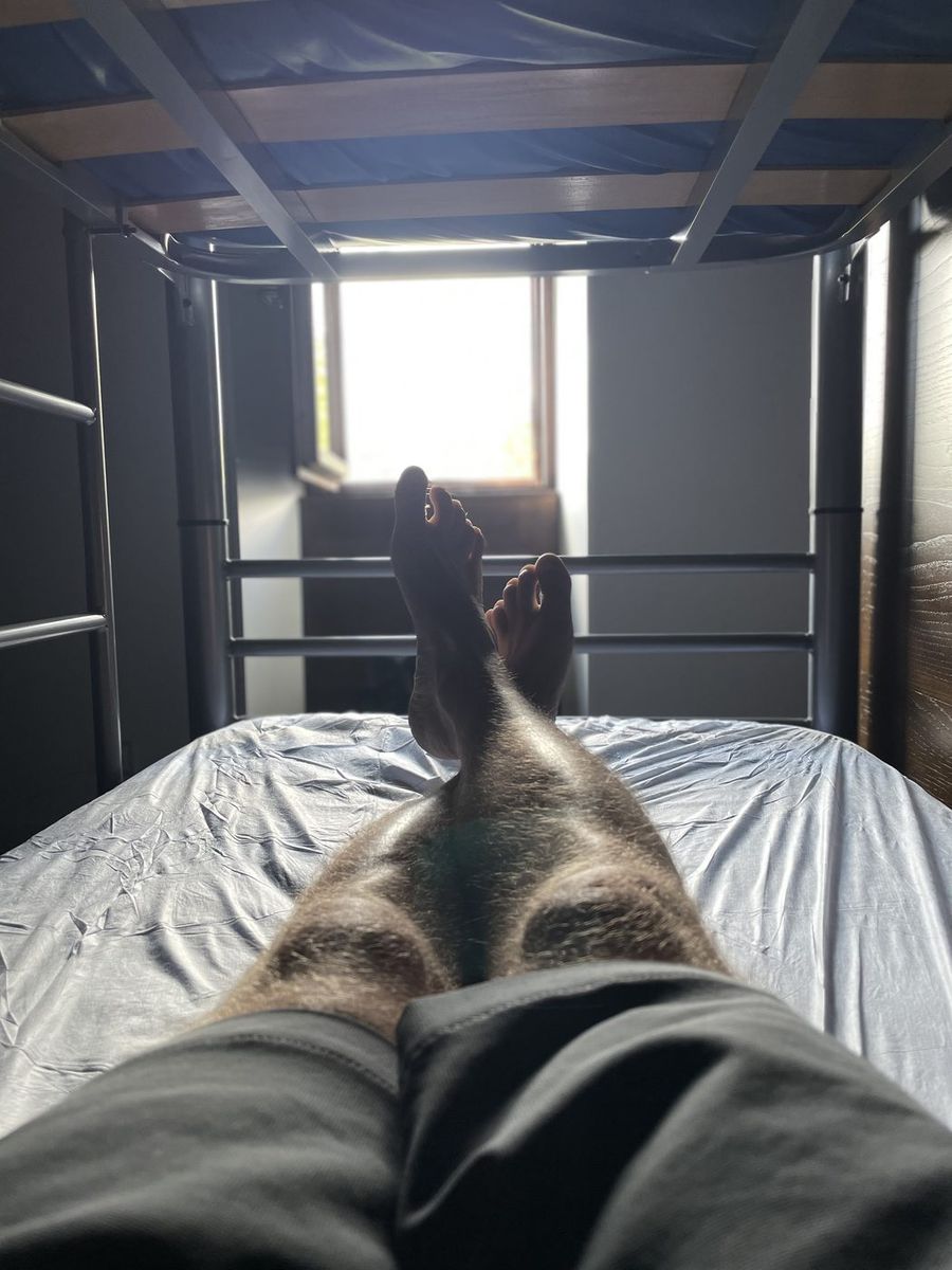 Stopy pielgrzyma na łóżku piętrowym w albergue - zasłużony odpoczynek