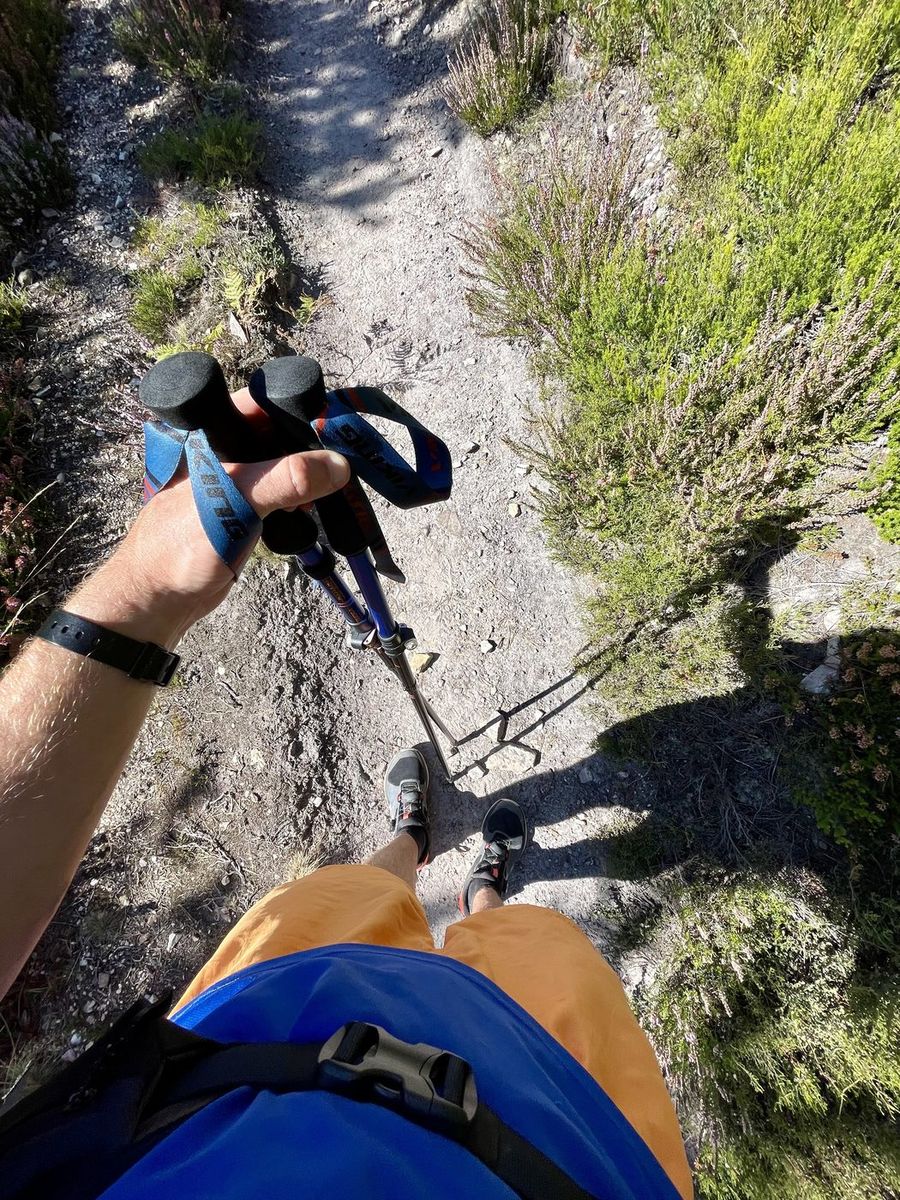 Widok z perspektywy pielgrzyma - kijki i nogi na szlaku Camino