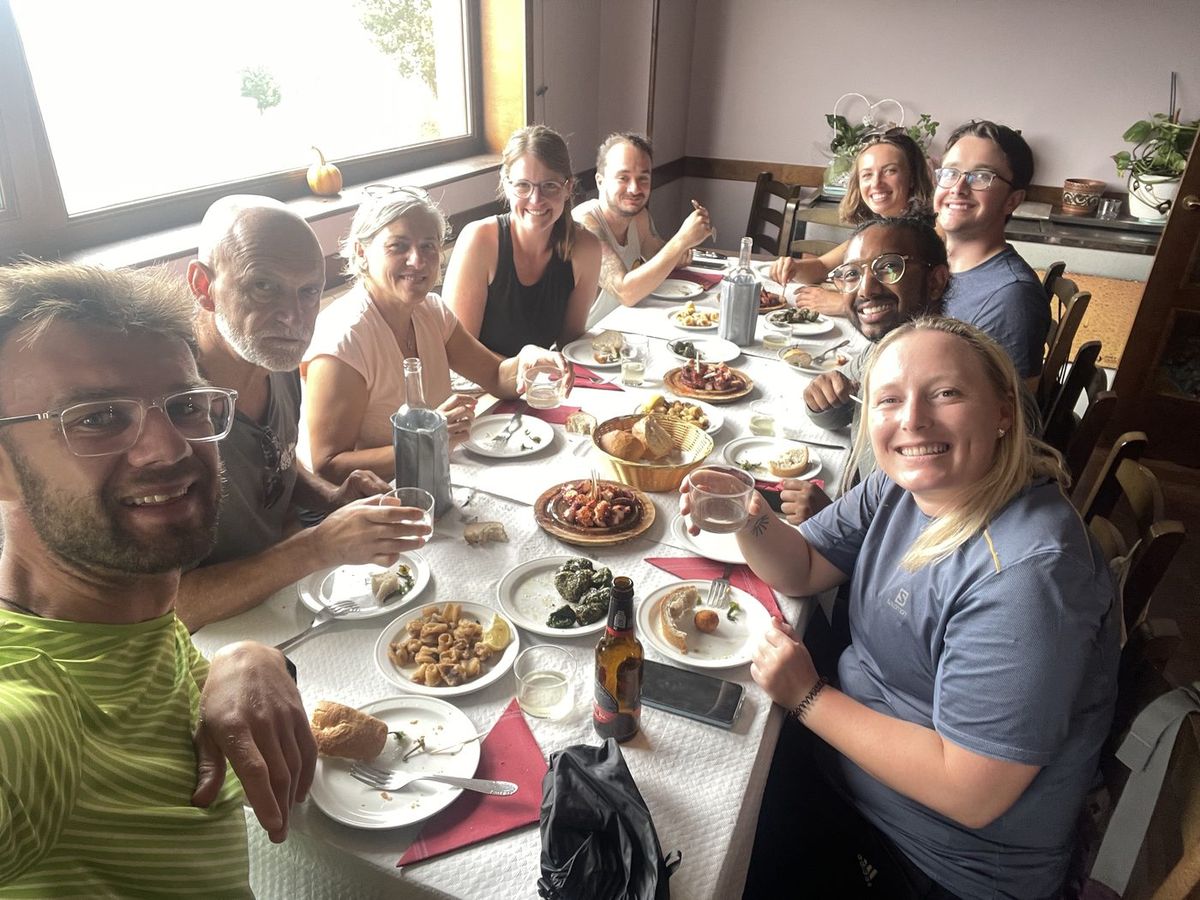 Pielgrzymi przy wspólnym stole - menu del peregrino na Camino